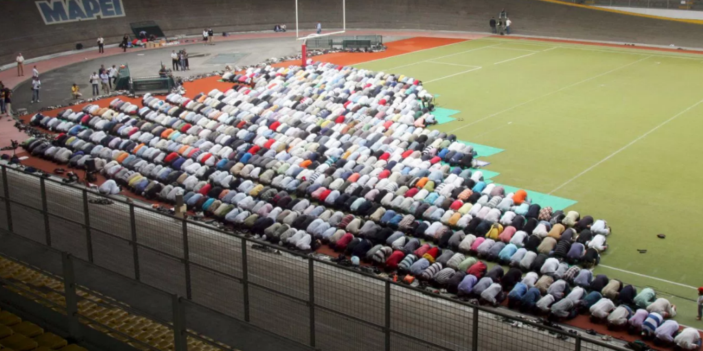 muslims_stadium_italy