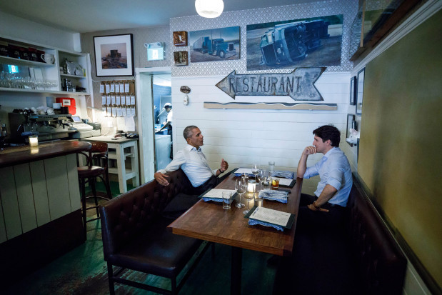 Prime Minister Trudeau meets President Obama at Liverpool House in Montreal for dinner. June 6, 2017. /// Le premier ministre Trudeau soupe avec le président Obama au restaurant Liverpool House à Montréal. 6 juin 2017.