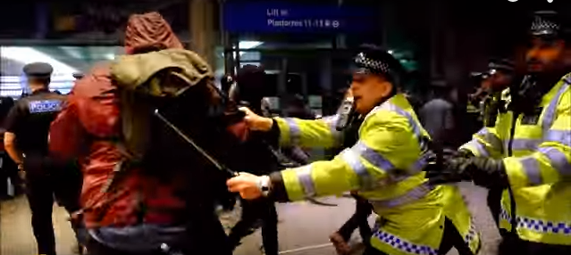 Hard-Left Protesters Demand ‘No Borders’ and ‘No Nations’, Overrun London Train Station