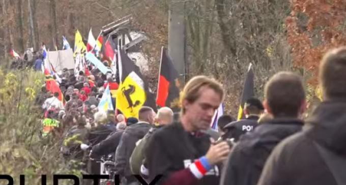 Germans Form Human Chain At Border To Block Migrants