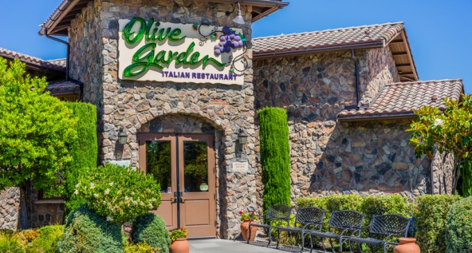 Muslim Family Visits Olive Garden in the Deep South, Gets A Shock When The Bill Arrives