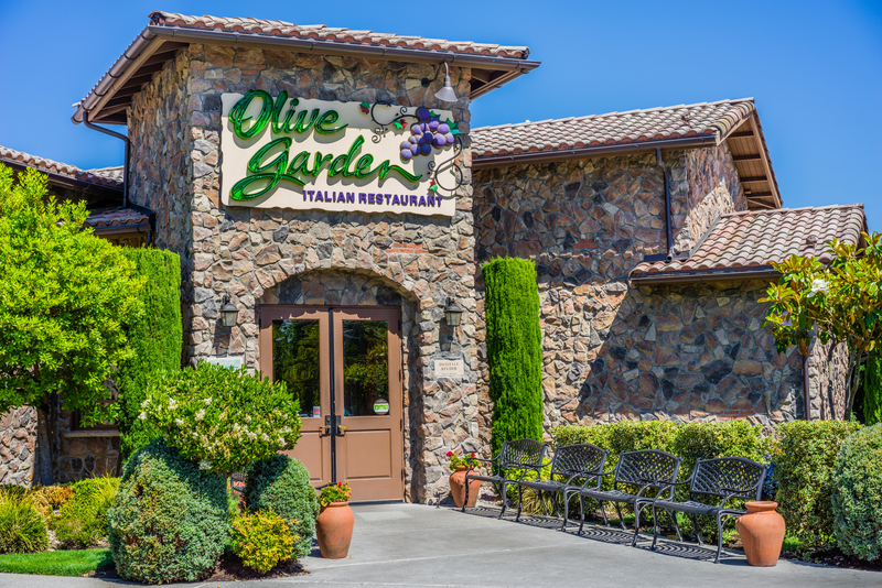 Muslim Family Visits Olive Garden in the Deep South, Gets A Shock When