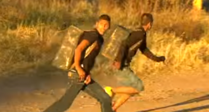 Mexican Drug Smugglers Filmed Climbing Border Fence