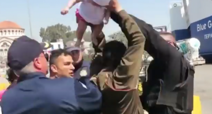 Migrant Threatens to Throw Infant at Police