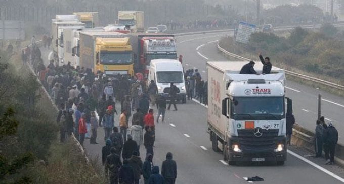 Brits Propose “Great Wall” to Stop Calais Migrants