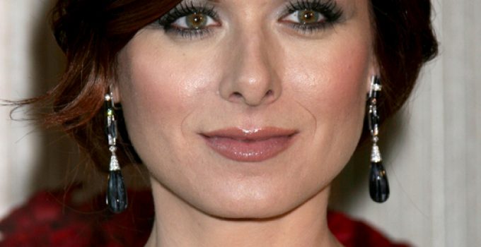 Debra Messing: Donald Trump “will STRIP you of your rights”