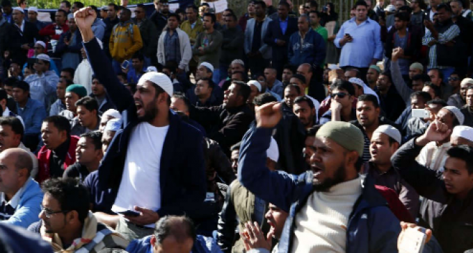 Thousands of Muslims Chant ‘Allahu Akbar’ in Front of Roman Coliseum