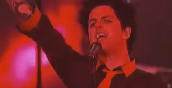 Green Day Leads Chant at AMA: “No Trump! No KKK! No Fascist USA!”