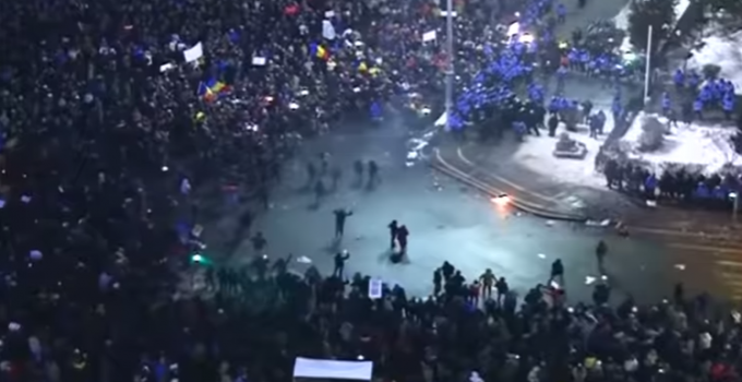 Quarter Million Romanians Take to Streets in Protest of Pro-Corruption Decree
