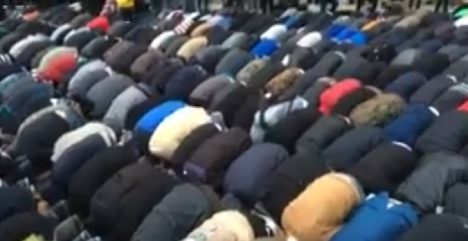 Muslims Flood Streets of NYC in Islamic Call to Prayer