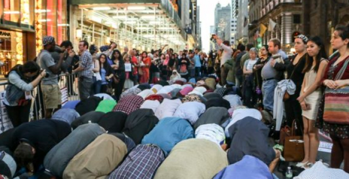 Muslims Take Over Street in Front of NY Trump Tower for Ramadan