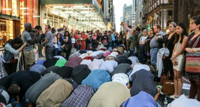 Muslims Take Over Street in Front of NY Trump Tower for Ramadan