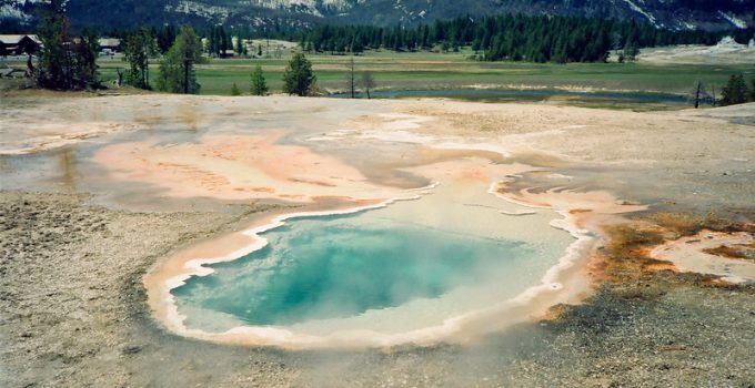 Does Swarm of 400 Earthquakes in Yellowstone Park Predict Supervolcano Eruption?