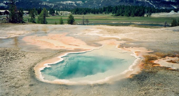 Does Swarm of 400 Earthquakes in Yellowstone Park Predict Supervolcano Eruption?