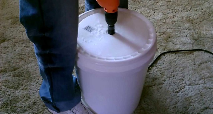 Super Simple Self-sufficiency: 5-Gallon Clothes Washer